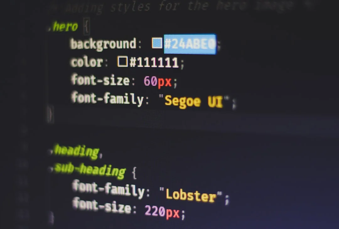 Une image minimaliste montrant les mots Branding et Marketing sur fond blanc, idéale pour les thèmes de marketing digital.